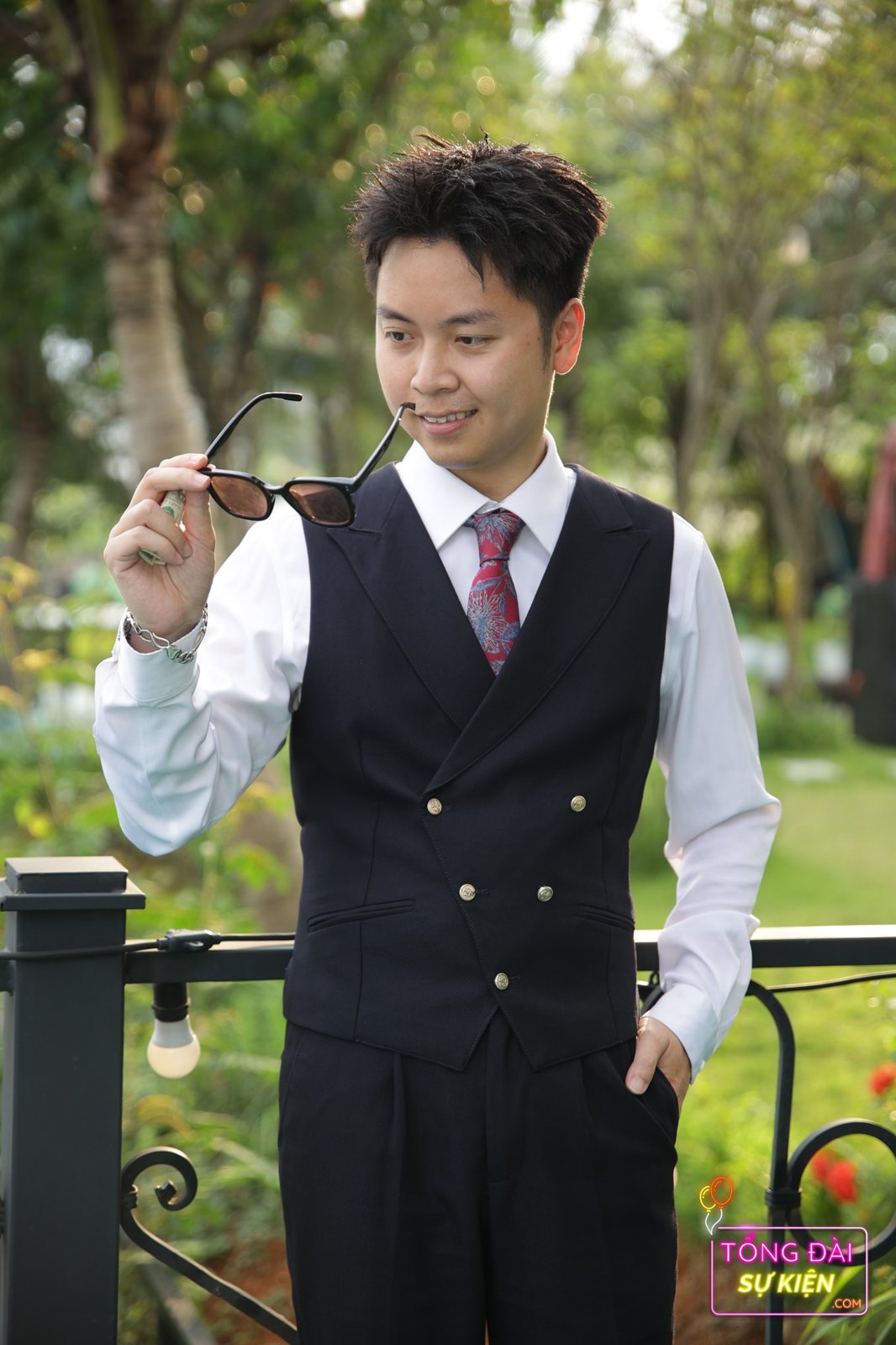Ảo thuật gia trong trang phục vest biểu diễn ảo thuật cận cảnh